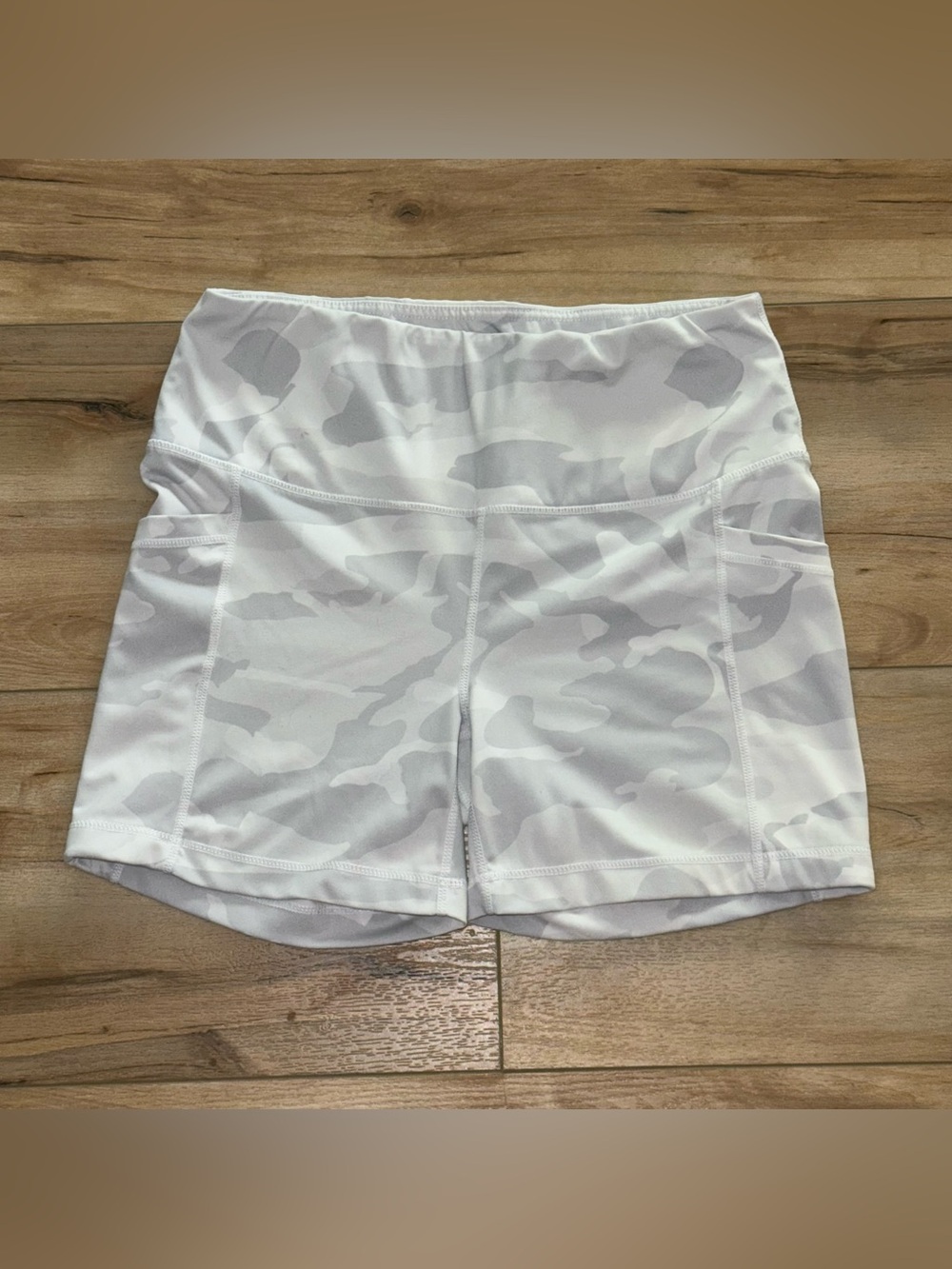 Large Yogalicious White Gray Camo Active Bike Shorts 5” Inseam Side Pockets